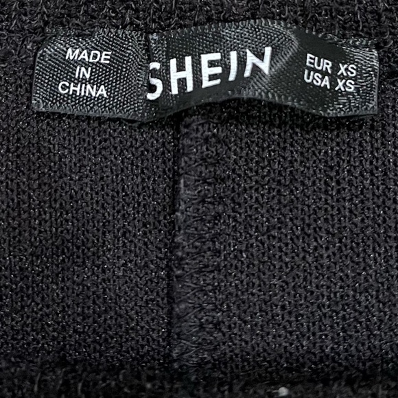 🌸SHEIN BLACK OVERSIZED CREWNECK SEEATER WITH GOLD BUTTONS SIZE EXTRA SMALL - Picture 3 of 3